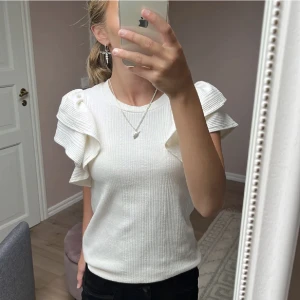 Zara topp - (Lånad bild)❤️ Zara topp med prislapp kvar på! Hör av dig vid funderingar/mer bilder! Pris + frakt