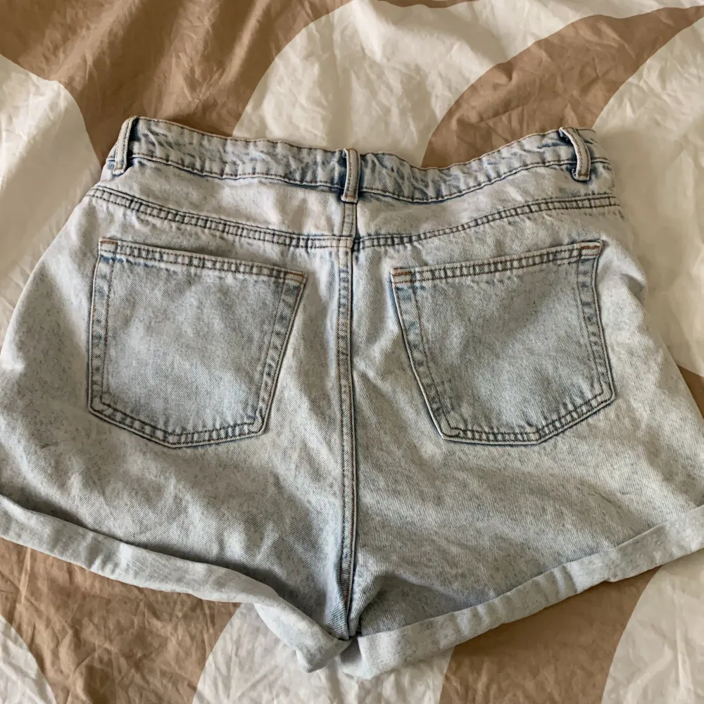 Dessa är förstora på mig och köpta för 1 år sedan. De har bara legat i min garderob därav skrynkliga. Använd 1 gång. Shorts.