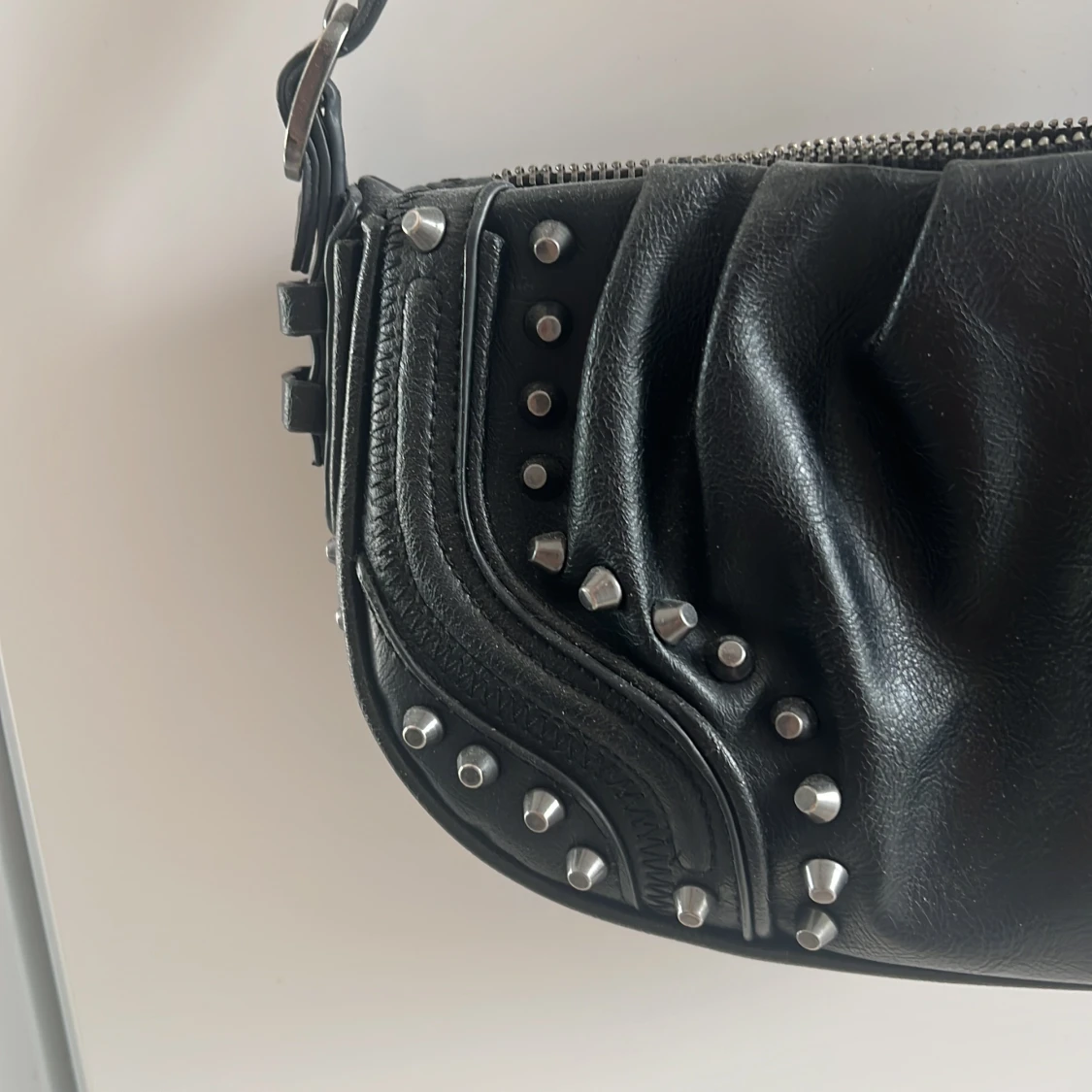 Väska med nitar - 90