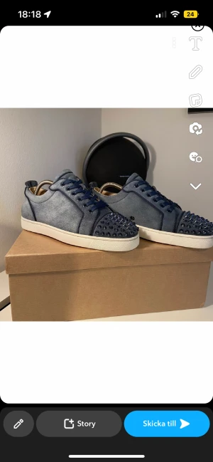 Christian Louboutin  - Säljer nu dessa sjuka skor som är i sjuk Cw, skick 9-10 all og. Storlek 40 Finns box extra snören, spikar. Skriv om ni har något frågor😀kan tänka mig byta 