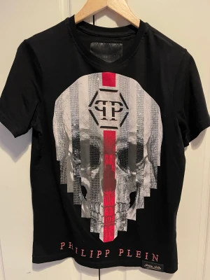 T-shirt  - Äkta använd 1-2 tillfällen storlek M köpt pris 4500kr säljer 2000kr