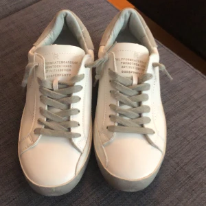 Golden goose skor - Skor i storlek 39 testade en gång annars helt oanvänd. Grå/vit. Priset kan diskuteras.