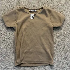 En super fin beige topp från lager 157, aldrig använd i storlek 140 så skulle passa dom som har S och M då den är stretchig i materialet🥰