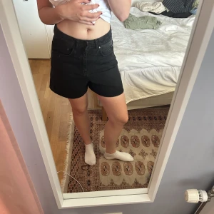 Svarta shorts  - Svarta midwaist shorts