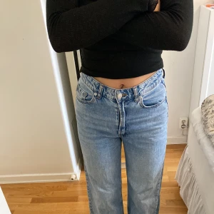 Jeans  - Högmidjade jeans från HM i stl 36. Ganska små i storleken. Frakt ingår ej.