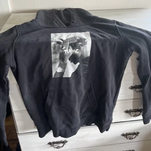 2 PAC hoodie  - 2 Pac hoodie  Använd några gånger  Äkta  Storlek M känns lite som S 