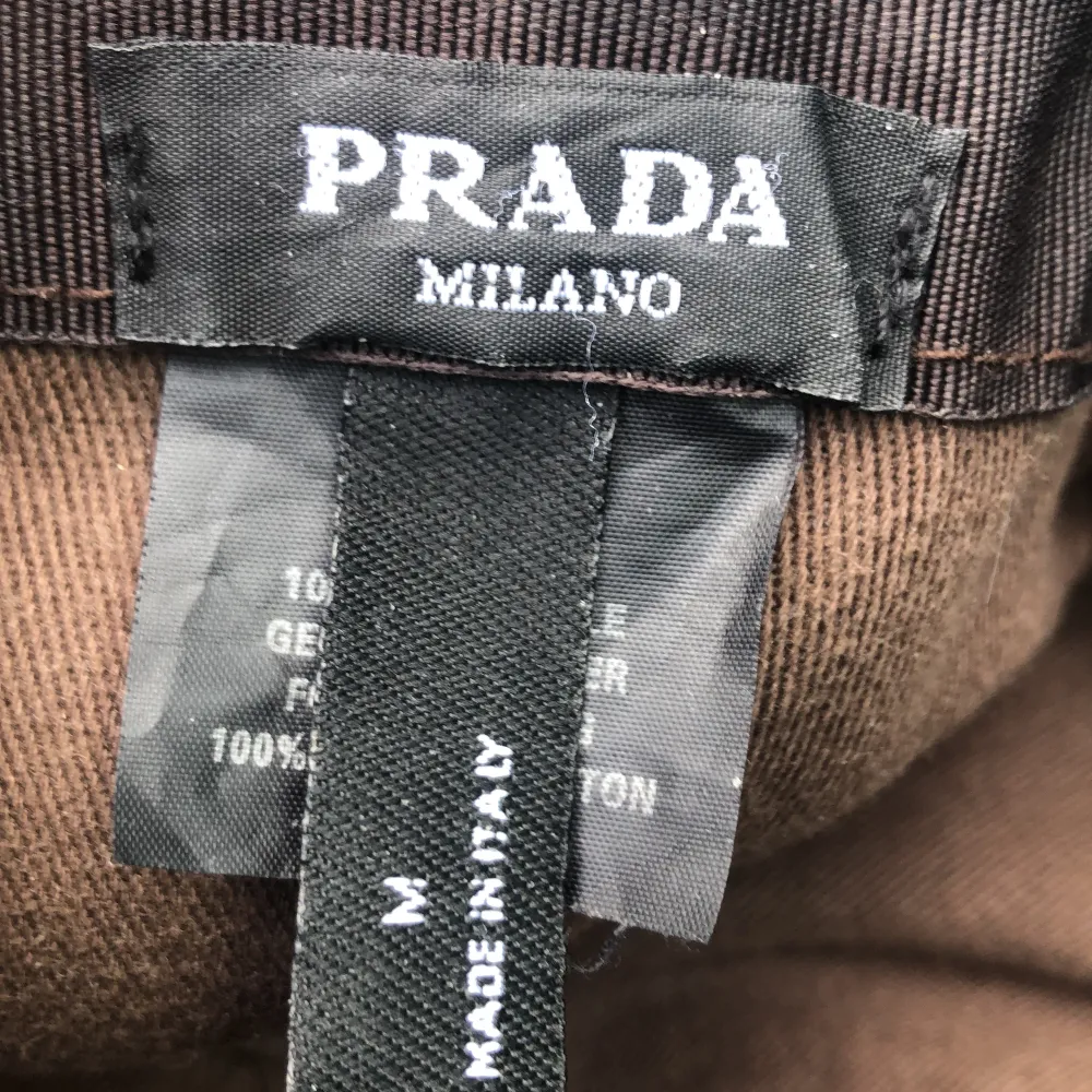 Säljer Prada keps går också LOT Prada hatt. Övrigt.