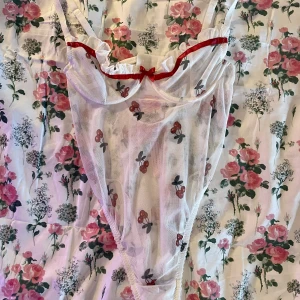 Topp  - Tar endast swish och frakten ligger på 45kr! 💕 Från sugar thrillz dollskill 