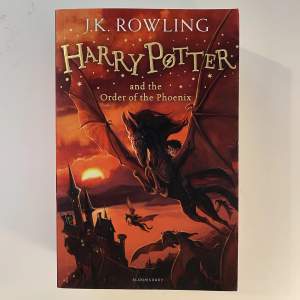 Säljer denna Harry Potter bok i nyskick! Boken är på engelska och den femte i serien. Aldrig läst därav inga defekter! 