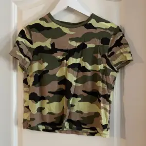 T-shirt i camouflage print från hm i storlek S, använd någon enstaka gång så i bra skick.
