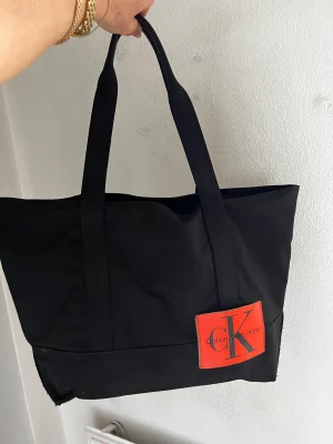 Calvin Klein tote - Stor och rymlig väska från Calvin Klein 