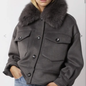 Meotine jacka  - Intressekoll på min slutsålda Charlie jacka från meotine i färgen grå❤️ jackan är i ett jättefint skick och precis köpt därav priset❤️passar xs-m🥰 kan även bytas ut mot andra jackor ex arket kappan