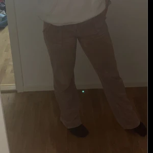 Juicy byxor beige  - Säljer mina juicy byxor i storlek M färgen Beige. Har använts ett par gånger men inte jättemycket! Köpta för ca 1100 och säljer för 400❤️