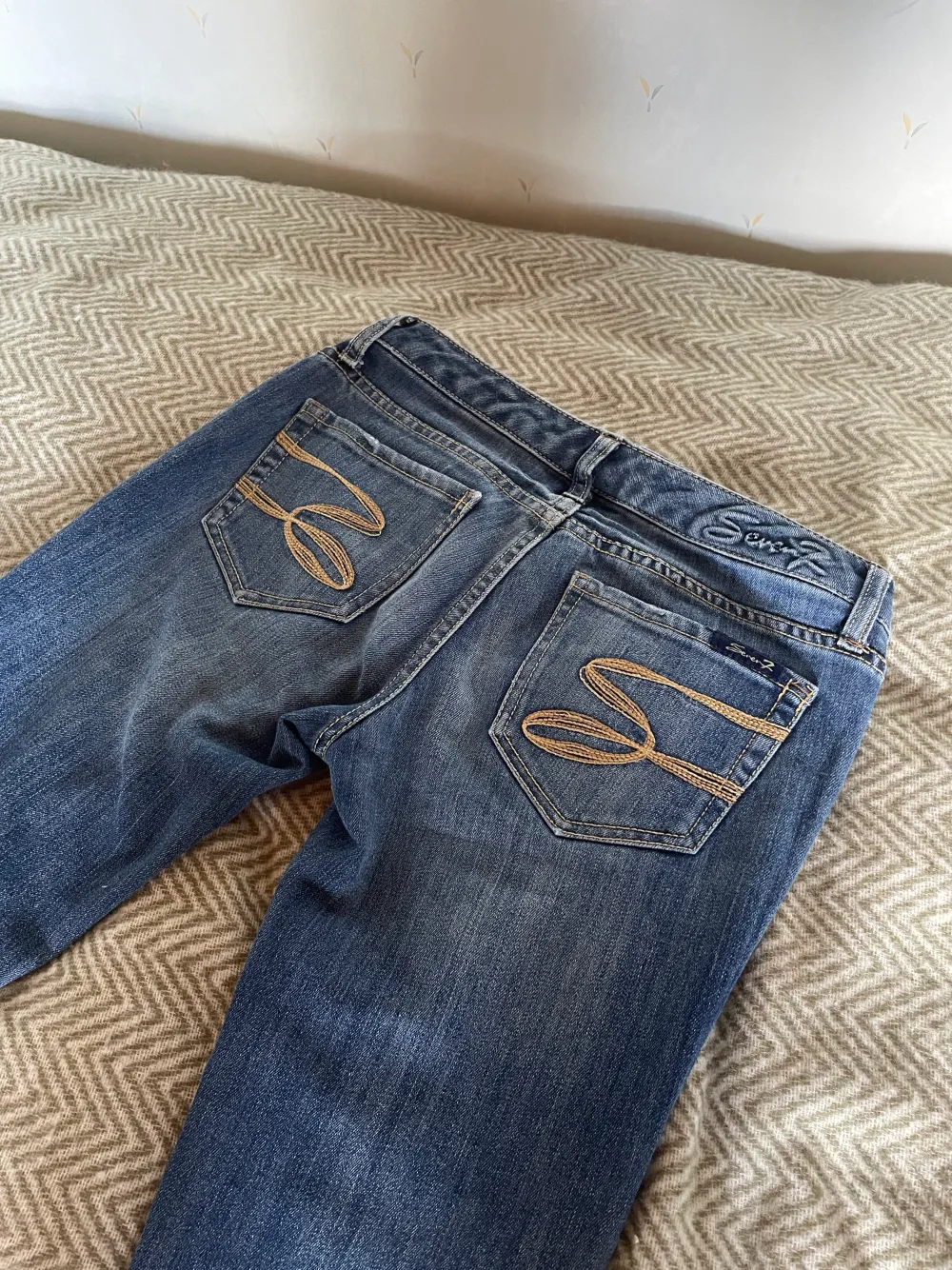 Säljer de här jätte snygga lågmidjade bootcut jeansen från 7 for all mankind. Storlek 27 (xs-s) och innerbenslängd 81.. Jeans & Byxor.