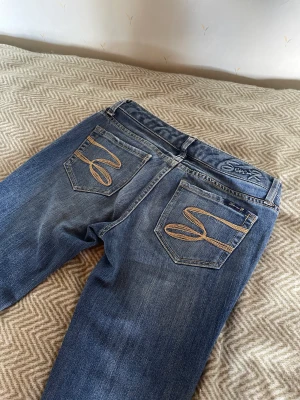 Jätte snygga lågmidjade bootcut jeans! - Säljer de här jätte snygga lågmidjade bootcut jeansen från 7 for all mankind. Storlek 27 (xs-s) och innerbenslängd 81.