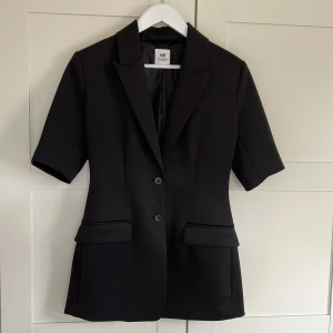 HM studio S/S 2020 kavaj - Mycket fin svart figursydd kortärmad kavaj från HM s/s 2020. Använd 1 gång. Så gott som i nyskick. 🥹