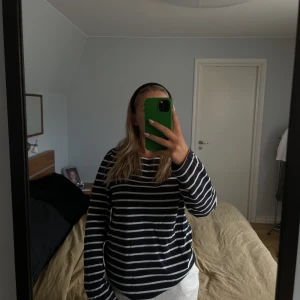 Randig tröja  - En jättefin randig tröja från boomerang. Storlek medium. Använd gärna knappen ”köp nu”. 