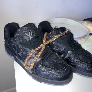 Svarta LV sneakers. Använda 2 gånger. Inga skador som helt nya.  Vid övriga frågor eller om du vill ha flera bilder är det bara att höra av dig. Vid snabb affär kan priset diskuteras. Mvh Din designer drip plug🫡😍🥰🌟🙏