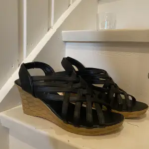 Säljer nu dessa helt oanvänd kilklack skorna ifrån yiluan! Dom är endast testade! I jättefint skick och super sköna att ha på sig🤍 i stolek 38 och säljer för 130kr + frakt! Priset kan diskuteras behöver bli av med allt 