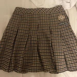 Super snygg kjol! från pull&bear - Assnygg kjol från pull & bear endast använd en gång! Säljer eftersom jag inte har rätt kläder som matchar med kjolen!!🤍 men den är dock jätte fin och gullig! pris kan nog diskuteras nyskick!