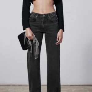 Jeans - Säljer mina mid rise jeans från zara då dom inte kommer till användning längre ❤️använt ca 4-5 gånger och ser fortfarande bra ut 🤩🤩