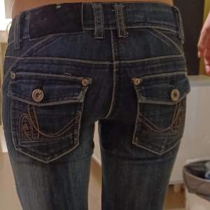 Lågmidjade jeans fron lab industries. Ser ganska skinny ut på mig men det för för att de är en aning små.