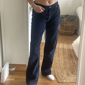 CORIB manchesterbyxa - SÅ snygga mörkblå manchesterbyxor i nyskick. MIDRISE. Köpa secondhand 💙vintage look