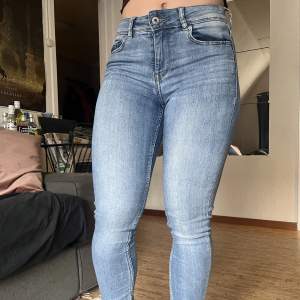 snygga low waist jeans som tyvärr blivit lite för små 💕