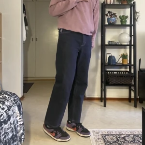 Polar 93 Denim navy blåa byxor - Jättefina navyblå/lila jeans från Polar Skate 💙Helt slutsålda jeans som är 1300kr nypris!!  Säljer för att de är lite för korta för mig 😔Jeansen är 30 waist & 32 längd, som referens är jag 184 🕺möts upp i gbg annars står du för frakten 😎