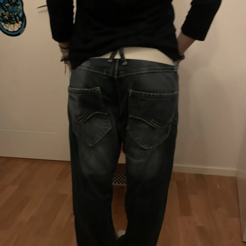  Snygga baggy jeans som inte kommer till användning längre, slitna ner till pga använda mycket men inget man tänker på. Dom är långa på mig som är 160, strl fförekommer inte på jeansen men skulle se dom som 31/30 ish. Pris kan diskuteras💓. Jeans & Byxor.