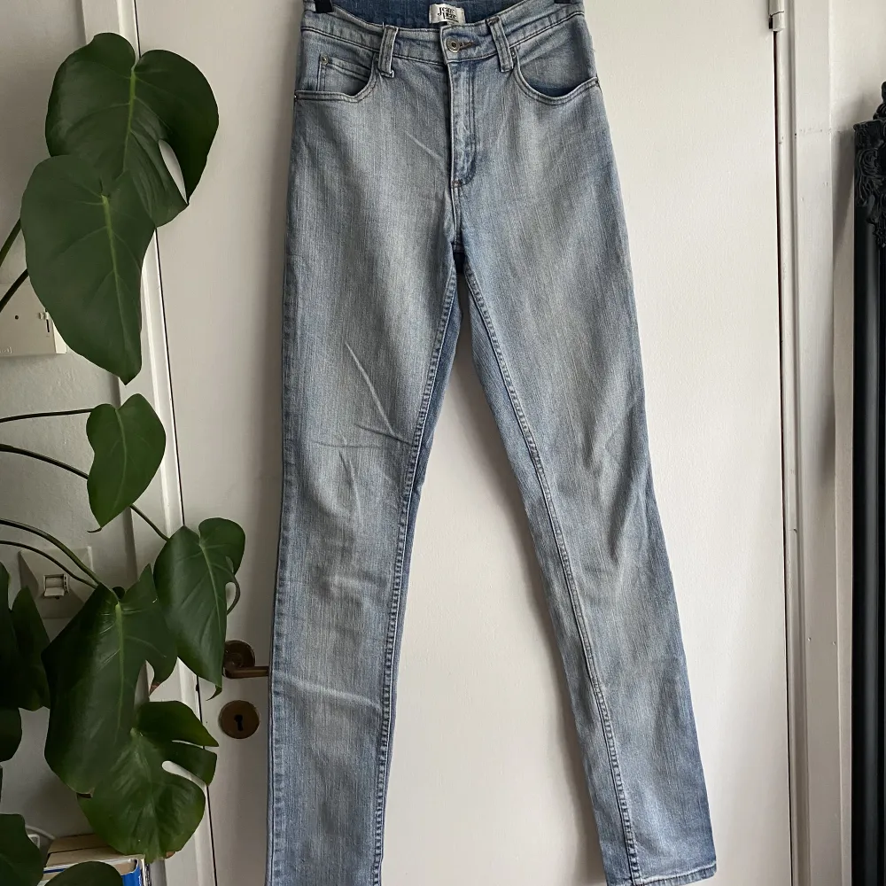 Ett par blåa jeans i storlek 34💙 Köparen står för frakten! Använd gärna ” köp nu ”. Jeans & Byxor.