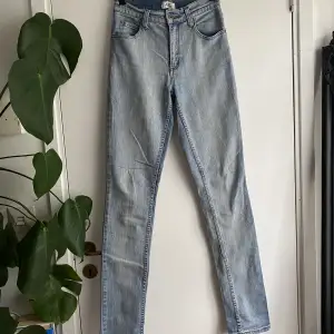 Ett par blåa jeans i storlek 34💙 Köparen står för frakten! Använd gärna ” köp nu ”