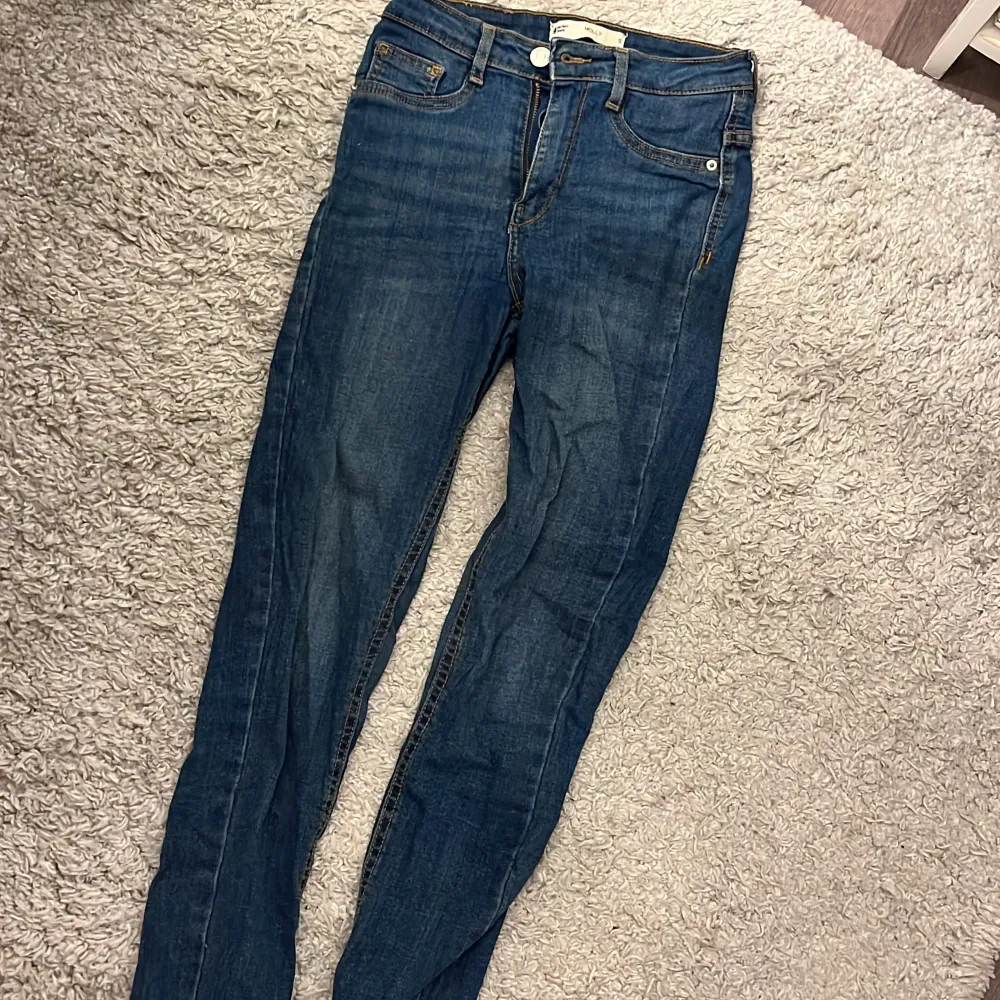 Blå jeans från Gina i bra skick💕💕. Jeans & Byxor.