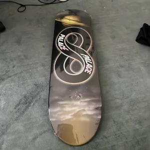Palace Infinity Saturn 8.6 Skateboard - Helt oöppnad Palace bräda, nypris ligger på 1400 kronor. Säljer den på grund av att jag inte skejtar längre. 