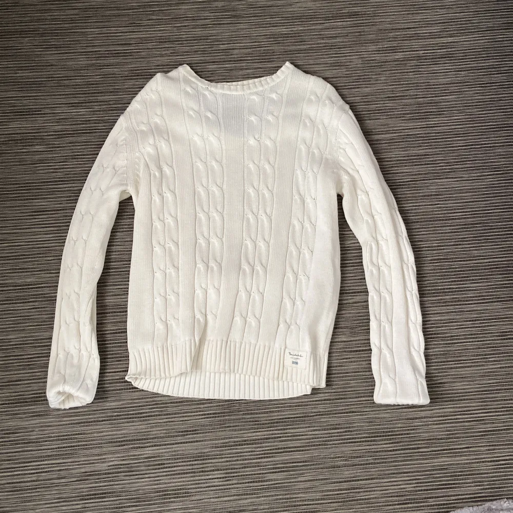 Säljer nu min stickade bondelid tröja perfekt till hösten och vintern, storlek M, pris kan diskuteras vid snabb affär!👌. Stickat.