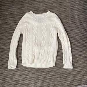 Säljer nu min stickade bondelid tröja perfekt till hösten och vintern, storlek M, pris kan diskuteras vid snabb affär!👌