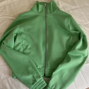 Grön träningsjacka 🍀 - Grön träningsjacka/kofta. Helt ny - lappen kvar! 
