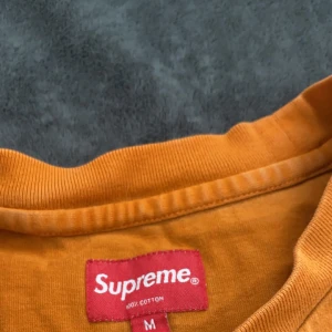 Suprme - Säljer min t-shirt som såklart är äkta. Har haft den 6 månader ungefär, skriv för intresse!