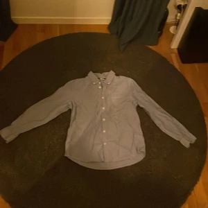 Skjorta  - Simpel blå skjorta, perfekt för barn, passar till allting.