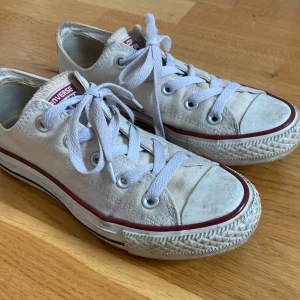 Converse - Skit snygga och sköna lite äldre converse i st 36,5. Inga skador💋💋säljer på grund av att dom tyvärr är för små 