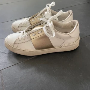 Valentino skor - Intressekoll på mina valentino skor i storlek 39/40 skriv om du är intresserad och vad du hade kunnat tänkas betala! Kan möjlihtvis fixa sulan o sätta dit en ny! NYPRIS: 7000