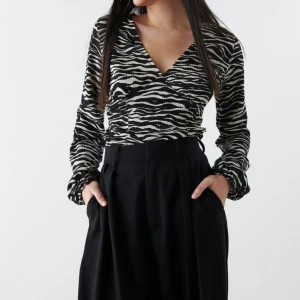 Topp - Zebra topp från gina tricot, endast använd en gång. Så i nyskick 