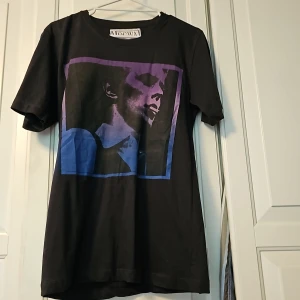 T-shirt med David Bowie - Svart T-shirt med David Bowie. Aldrig använd