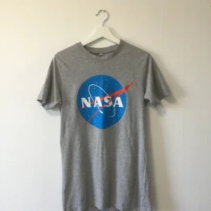 Mister Tee t-shirt Nasa, grå, storlek small - Mister Tee t-shirt grå med Nasa tryck. Storlek small.   Nyskick och felfri. 