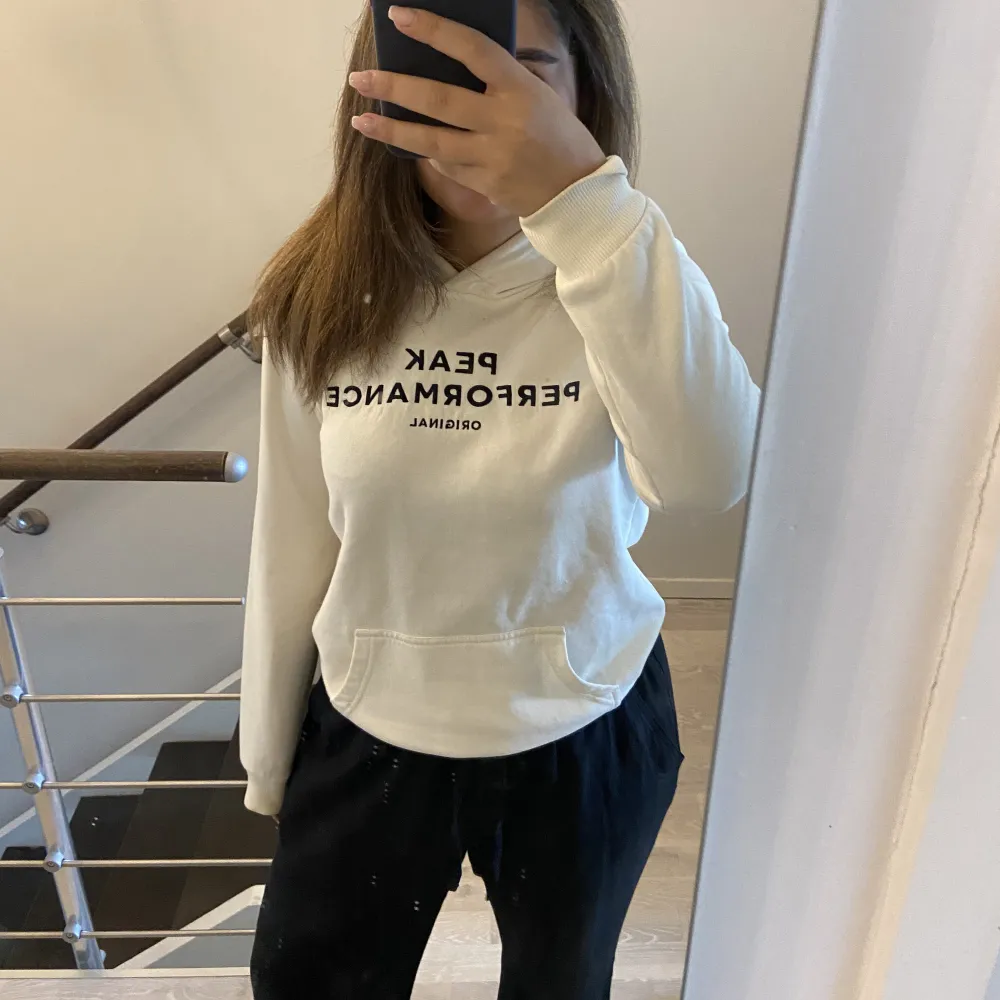 Säljer en jättemysig hoddie från peak performance. Använd men inga hål och ej nopprig. Finns 2 små fläckar som säkert går bort i tvätten. Färgen är lite off white ❤️. Hoodies.