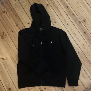 Ralph Lauren zip up - Budgivning på denna fina ralle full zip hoodien! • Skick 10/10 bara testad • Storelk M  • Bin 1500 • nypris 2150 Skriv vid funderingar, bud är bindande!