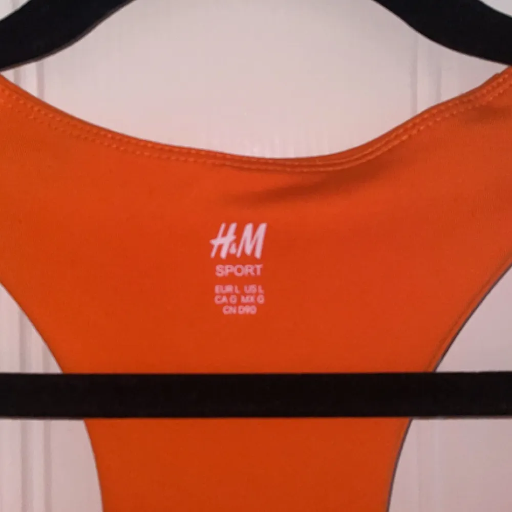 Orange sport topp från H&M, köpt för kanske 2 år sedan, aldrig använd. Toppar.