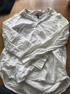 Vit Skjorta - Gammla kläder jag ska bli av med. (Kan finnas spår av katthår)  Kontakta gärna först! Kan också mötas upp i Kristianstad