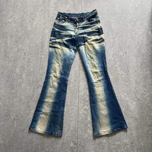 Säljer pga för små :( jättefina bootcut jeans med cool tvätt!  Det står inte strl men skulle tippa på W30 och ksk 33 i längd.  Köpta secondhand❤️ FRAKT INGÅR!!