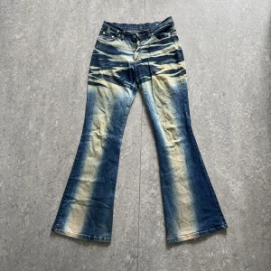  Bootcut Bleach Jeans W30 - Säljer pga för små :( jättefina bootcut jeans med cool tvätt!  Det står inte strl men skulle tippa på W30 och ksk 33 i längd.  Köpta secondhand❤️ FRAKT INGÅR!!
